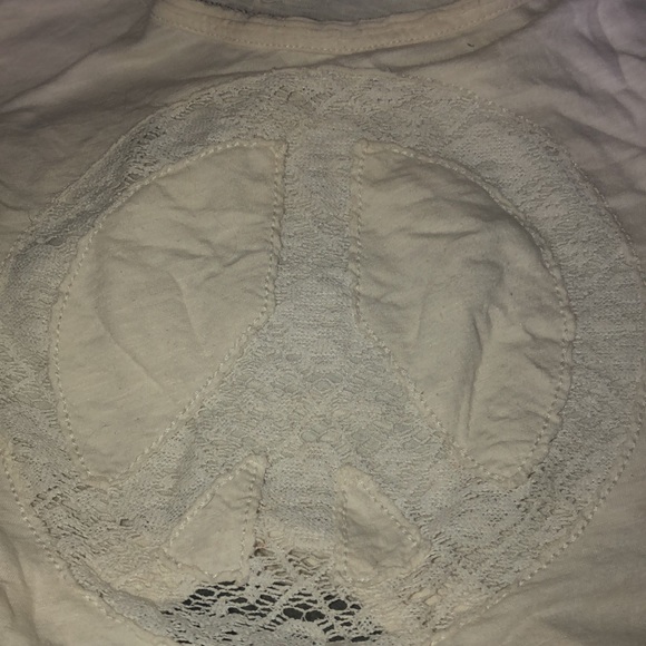 Brand new without tags American eagle, peace sign lace crop top H - Picture 7 of 7